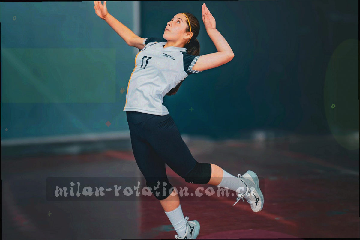 球场边线与看台构成的冷调俯拍画面，局部有红黑色块
